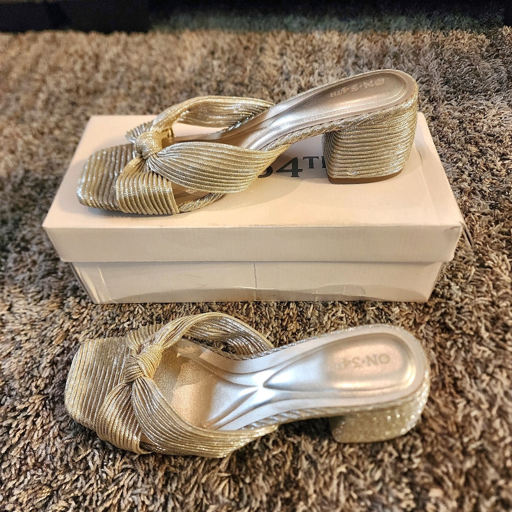 On 34th Women's Gaiaa Gold Bow Block Heels. EUC.